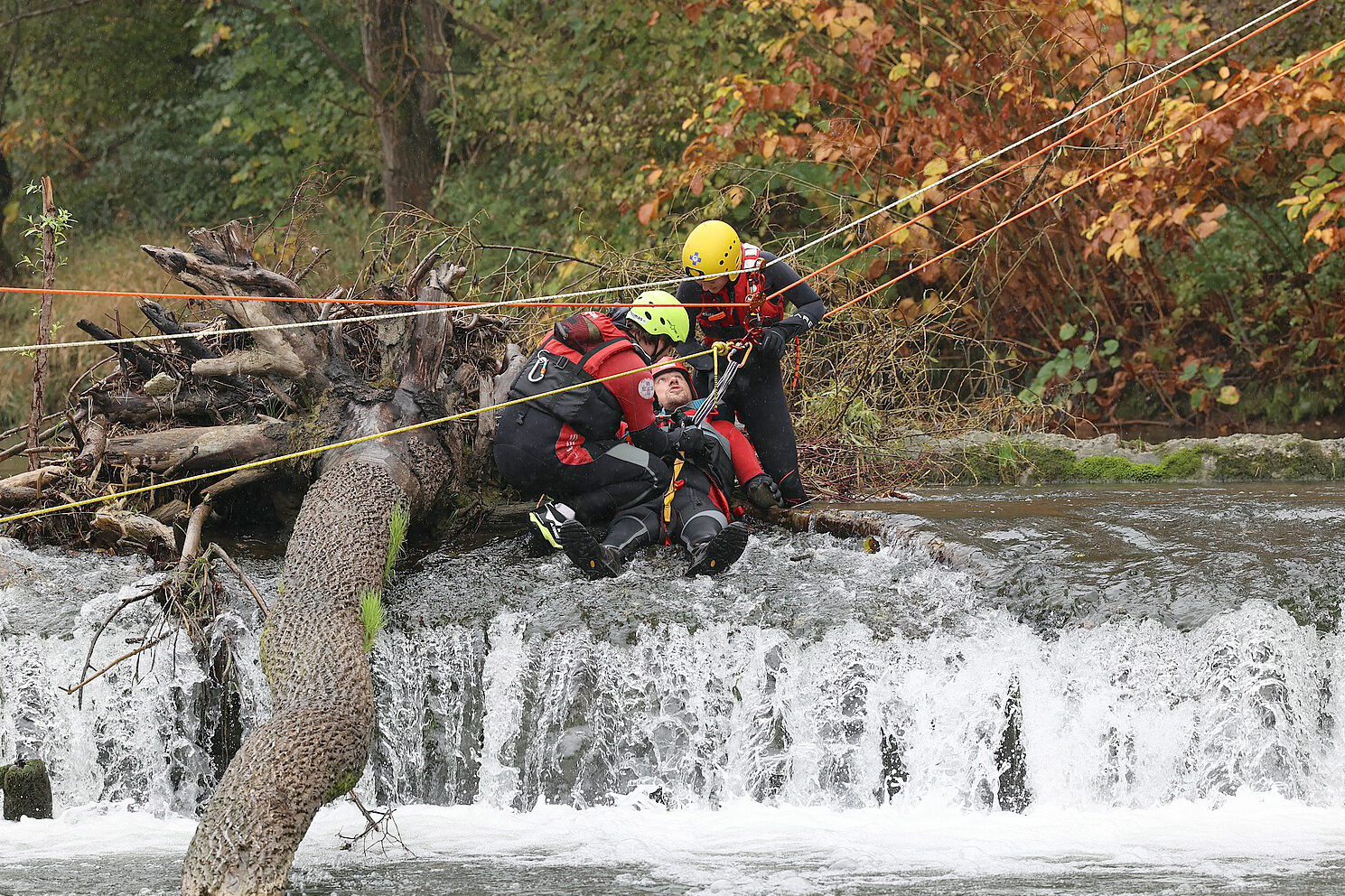 Die Bergung mittels Seil kann bei den Einsätzen erforderlich sein. Wildwasser © OEWR Waidhofen an der Ybbs