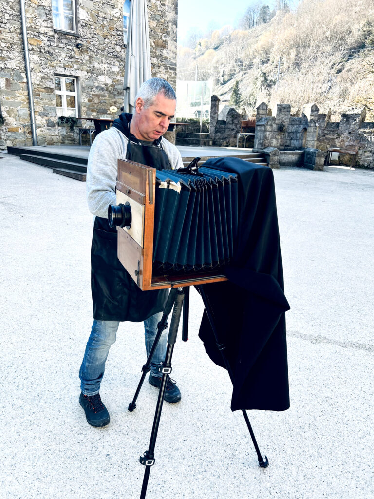 Wolfgang Beranek mit seiner Nassplatten-Kamera © Werner Fally